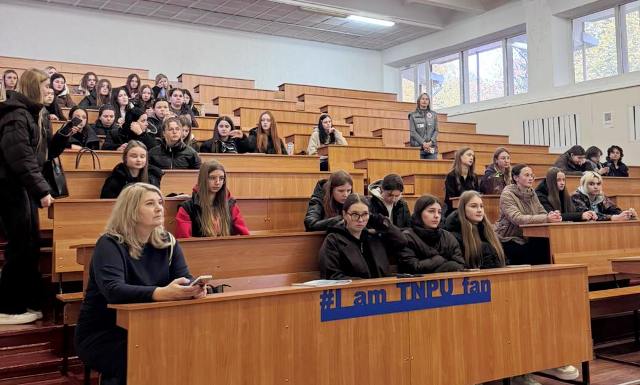 Здобувачі першого курсу під час лекції